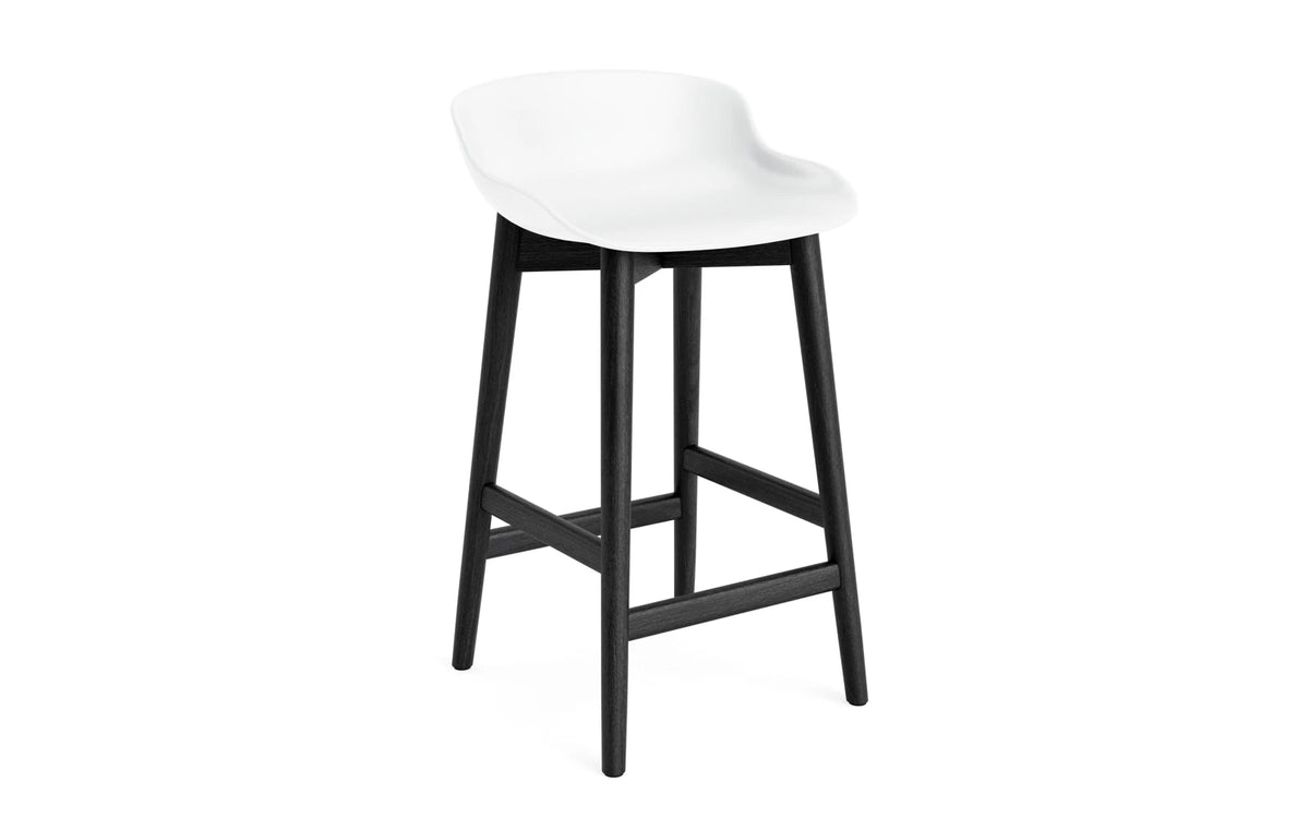 Hyg Barhocker 65 cm Schwarze Eiche/Weiss in Weiss präsentiert im Onlineshop von KAQTU Design AG. Barstuhl ist von Normann Copenhagen