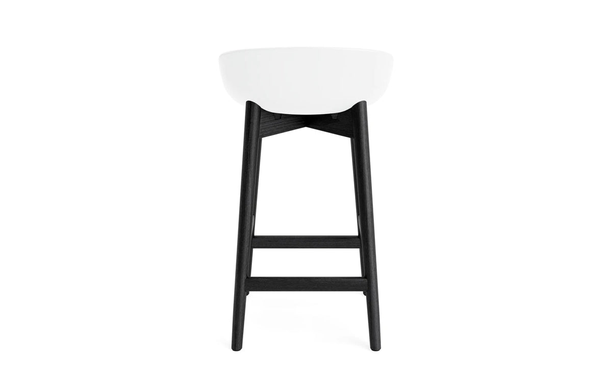 Hyg Barhocker 65 cm Schwarze Eiche/Weiss in Weiss präsentiert im Onlineshop von KAQTU Design AG. Barstuhl ist von Normann Copenhagen