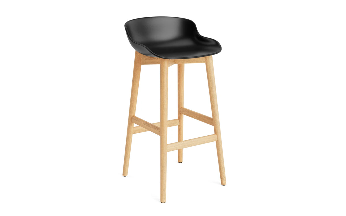 Hyg Barhocker 75 cm Eiche Schwarz in Schwarz präsentiert im Onlineshop von KAQTU Design AG. Barstuhl ist von Normann Copenhagen