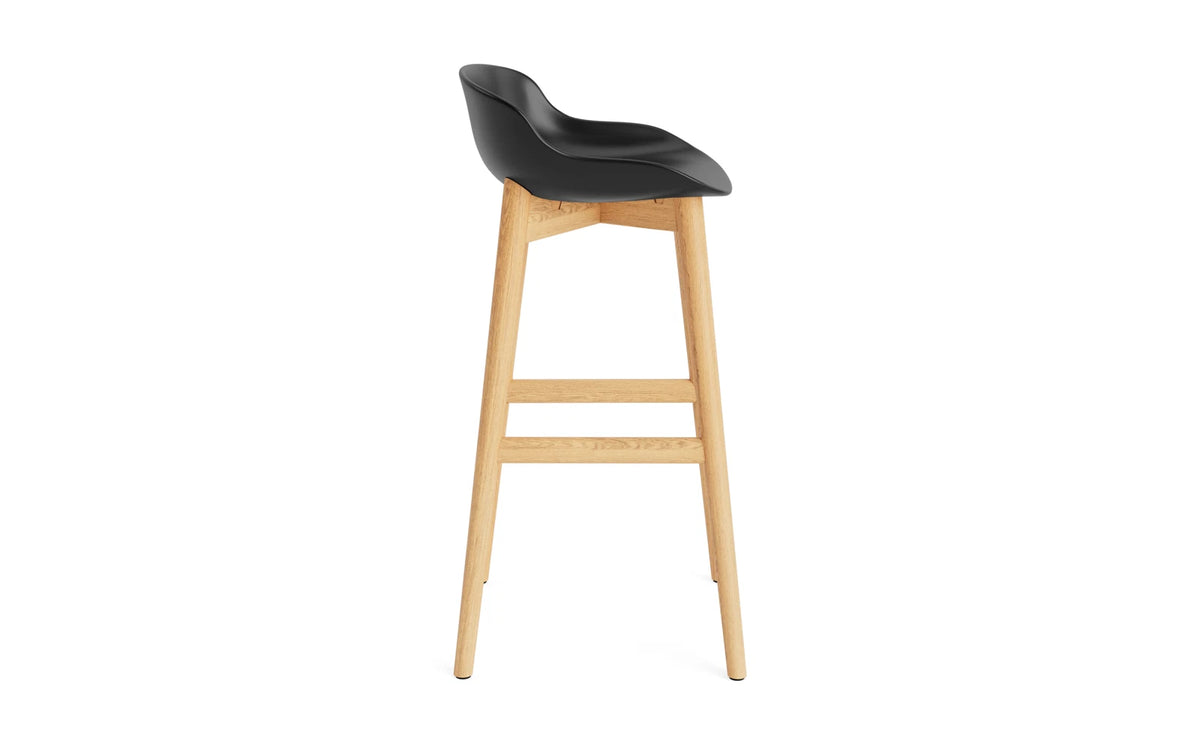 Hyg Barhocker 75 cm Eiche Schwarz in Schwarz präsentiert im Onlineshop von KAQTU Design AG. Barstuhl ist von Normann Copenhagen