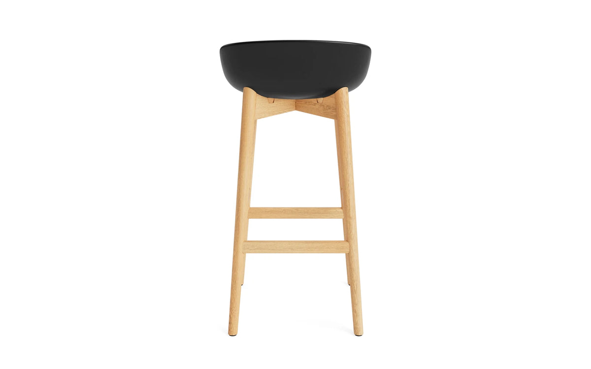 Hyg Barhocker 75 cm Eiche Schwarz in Schwarz präsentiert im Onlineshop von KAQTU Design AG. Barstuhl ist von Normann Copenhagen