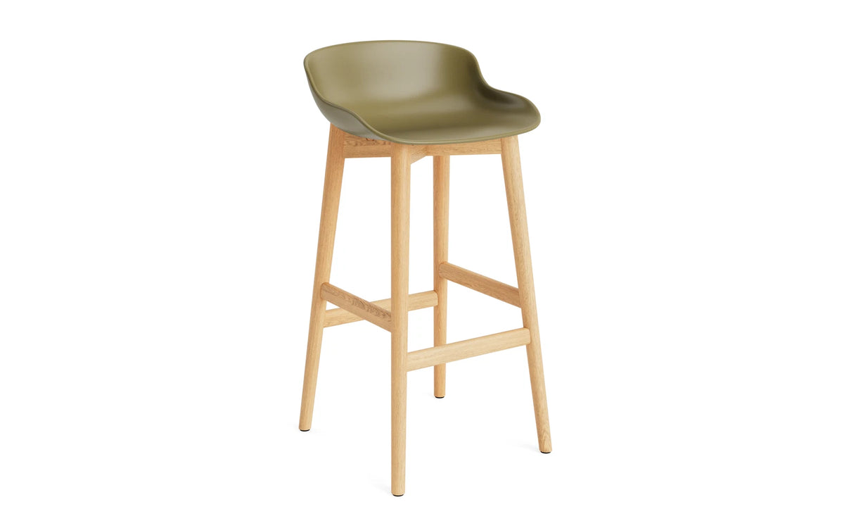 Hyg Barhocker 75 cm Eiche Olive in Olive präsentiert im Onlineshop von KAQTU Design AG. Barstuhl ist von Normann Copenhagen
