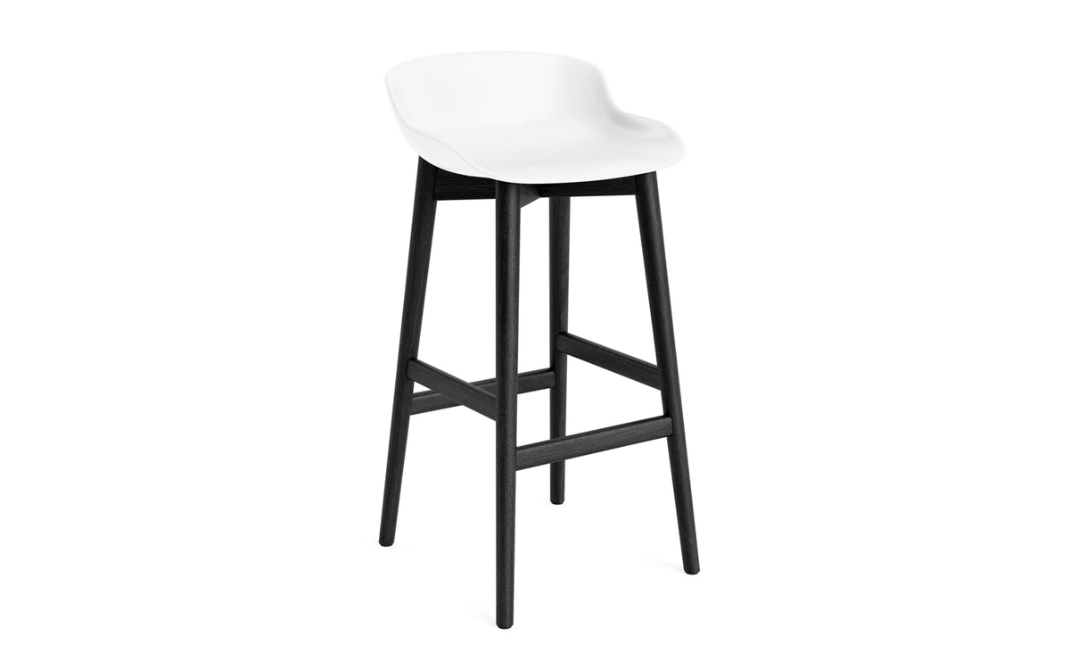 Hyg Barhocker 75 cm Schwarze Eiche/Weiss in Weiss präsentiert im Onlineshop von KAQTU Design AG. Barstuhl ist von Normann Copenhagen