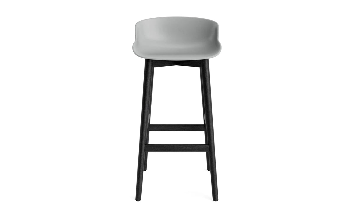 Hyg Barhocker 75 cm Schwarze Eiche/Grau in Grau präsentiert im Onlineshop von KAQTU Design AG. Barstuhl ist von Normann Copenhagen