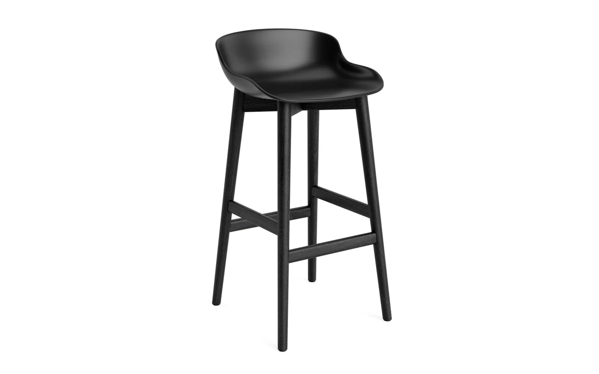 Hyg Barhocker 75 cm Schwarze Eiche/Schwarz in Schwarz präsentiert im Onlineshop von KAQTU Design AG. Barstuhl ist von Normann Copenhagen