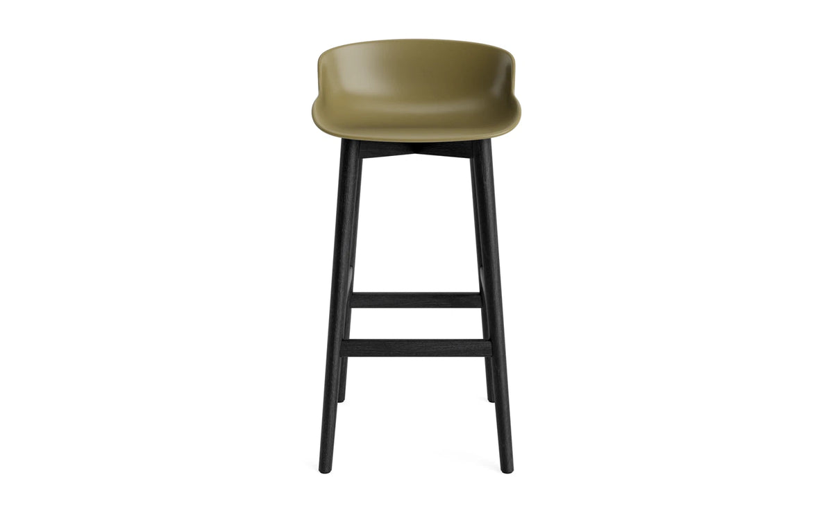 Hyg Barhocker 75 cm Schwarze Eiche/Olive in Olive präsentiert im Onlineshop von KAQTU Design AG. Barstuhl ist von Normann Copenhagen