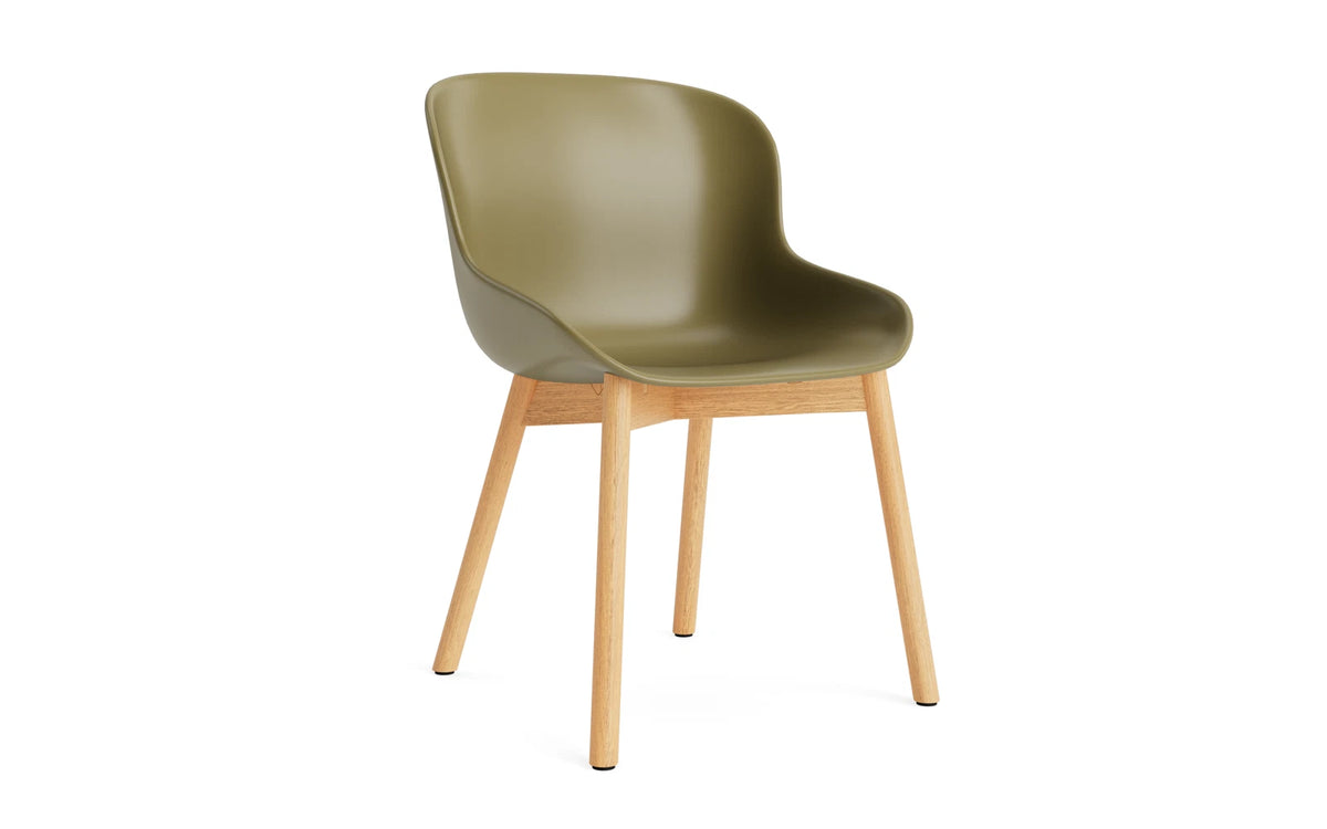 Hyg Stuhl Eiche Olive in Olive präsentiert im Onlineshop von KAQTU Design AG. Stuhl ist von Normann Copenhagen