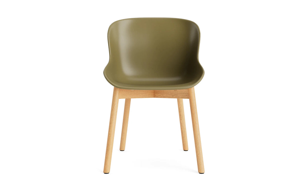 Hyg Stuhl Eiche Olive in Olive präsentiert im Onlineshop von KAQTU Design AG. Stuhl ist von Normann Copenhagen