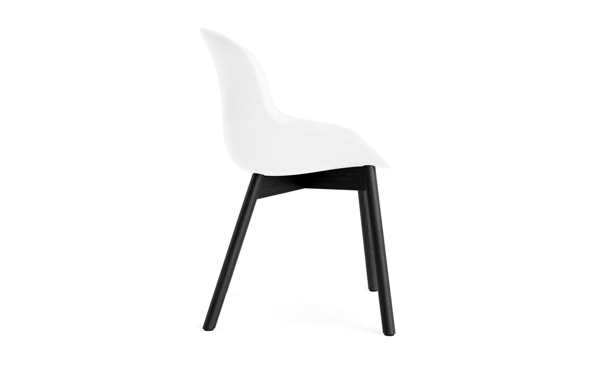Hyg Stuhl Schwarze Eiche/Weiss in Weiss präsentiert im Onlineshop von KAQTU Design AG. Stuhl ist von Normann Copenhagen