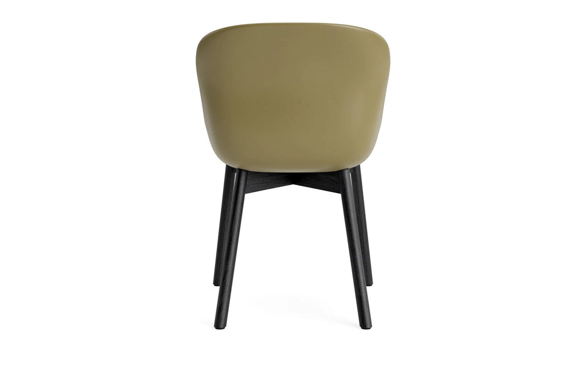 Hyg Stuhl Schwarze Eiche/Olive in Olive präsentiert im Onlineshop von KAQTU Design AG. Stuhl ist von Normann Copenhagen