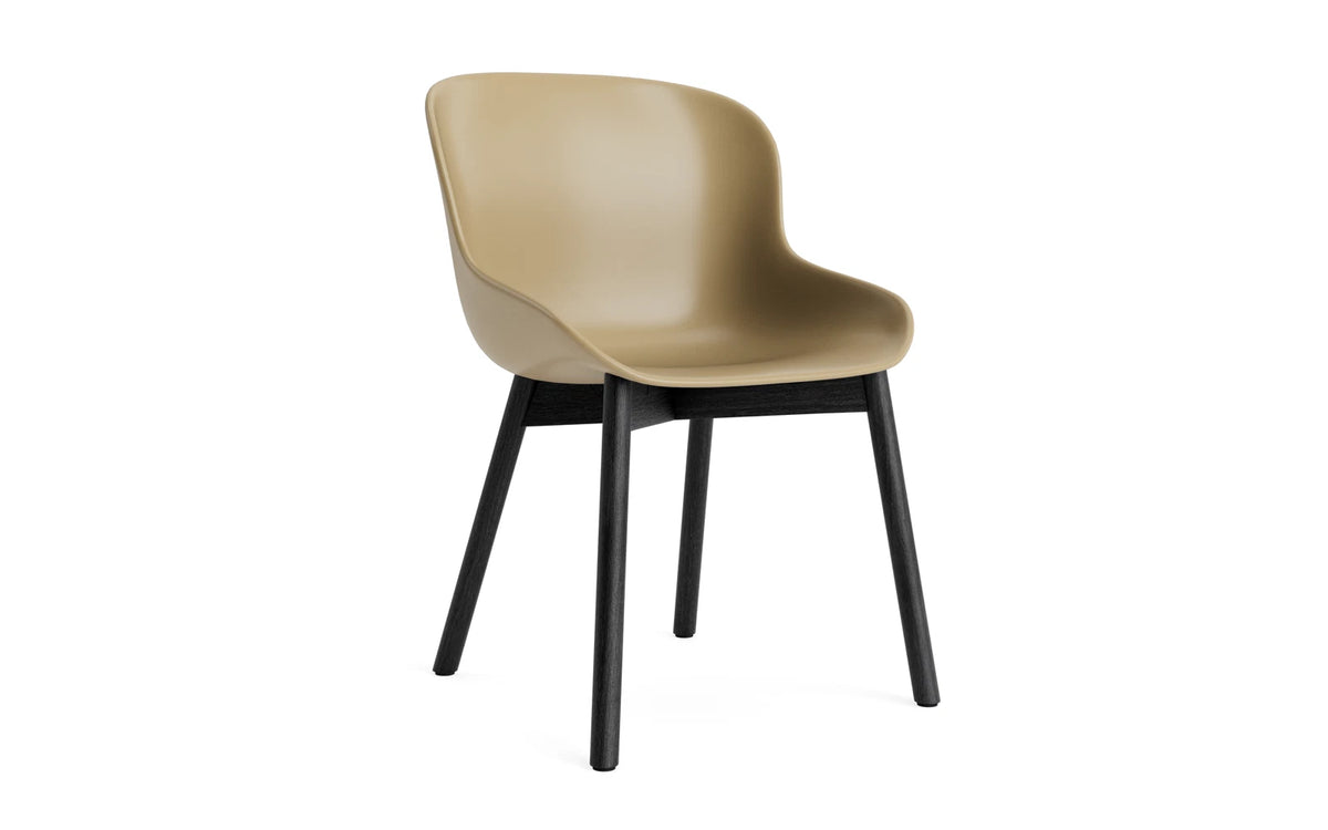 Hyg Stuhl Schwarze Eiche/Sand in Sand präsentiert im Onlineshop von KAQTU Design AG. Stuhl ist von Normann Copenhagen