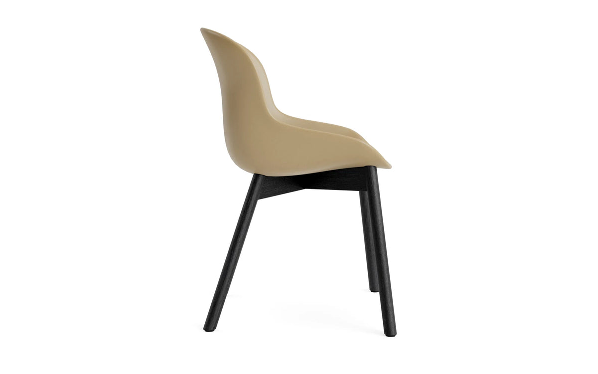 Hyg Stuhl Schwarze Eiche/Sand in Sand präsentiert im Onlineshop von KAQTU Design AG. Stuhl ist von Normann Copenhagen