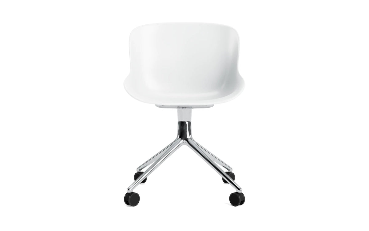 Hyg Drehstuhl 4W Aluminium/Weiss in Weiss präsentiert im Onlineshop von KAQTU Design AG. Drehstuhl ist von Normann Copenhagen