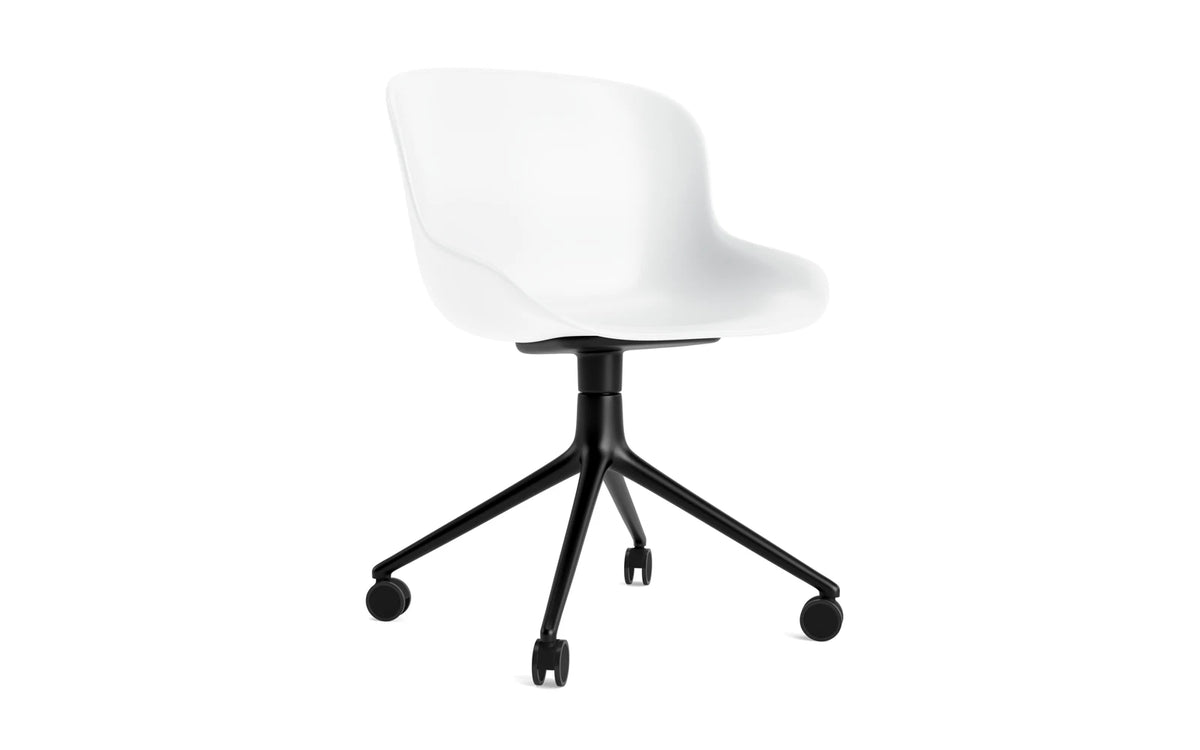 Hyg Drehstuhl 4W schwarzes Aluminium/weiss in Weiss präsentiert im Onlineshop von KAQTU Design AG. Drehstuhl ist von Normann Copenhagen
