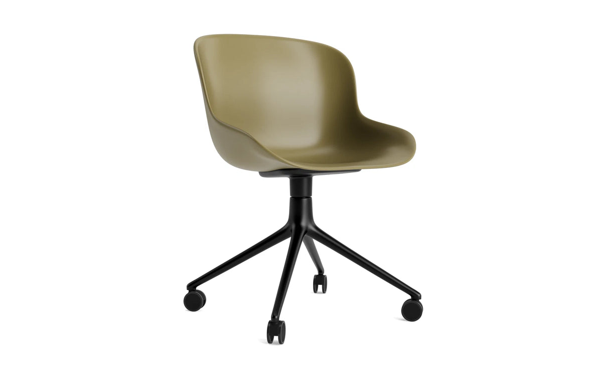 Hyg Drehstuhl 4W schwarzes Aluminium/Olive in Olive präsentiert im Onlineshop von KAQTU Design AG. Drehstuhl ist von Normann Copenhagen