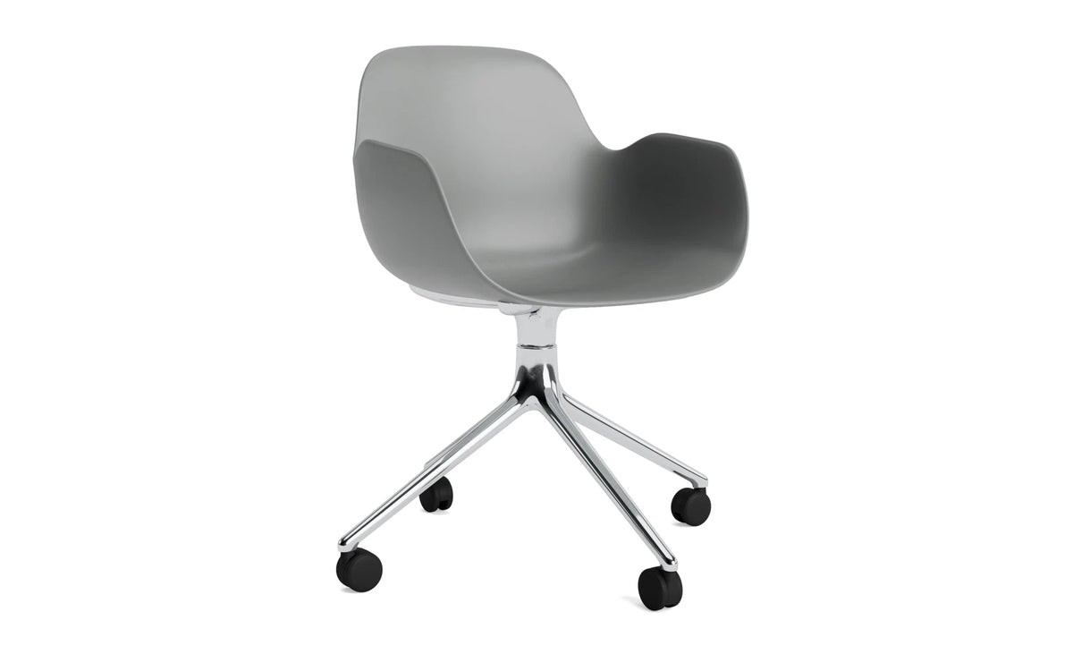Form Drehstuhl 4W Aluminium/Grau in Grau präsentiert im Onlineshop von KAQTU Design AG. Bürostuhl ist von Normann Copenhagen