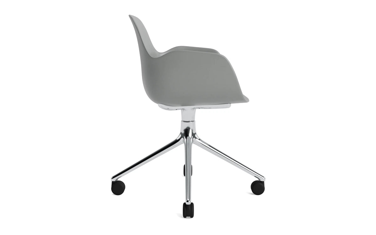 Form Drehstuhl 4W Aluminium/Grau in Grau präsentiert im Onlineshop von KAQTU Design AG. Bürostuhl ist von Normann Copenhagen