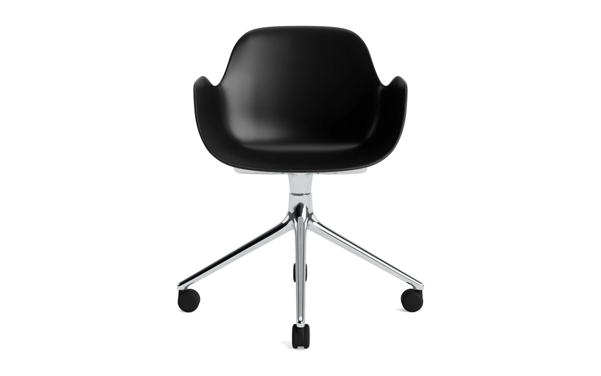 Form Drehstuhl 4W Aluminium/Schwarz in Schwarz präsentiert im Onlineshop von KAQTU Design AG. Bürostuhl ist von Normann Copenhagen