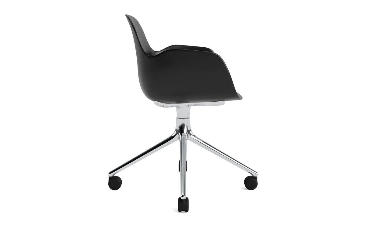 Form Drehstuhl 4W Aluminium/Schwarz in Schwarz präsentiert im Onlineshop von KAQTU Design AG. Bürostuhl ist von Normann Copenhagen