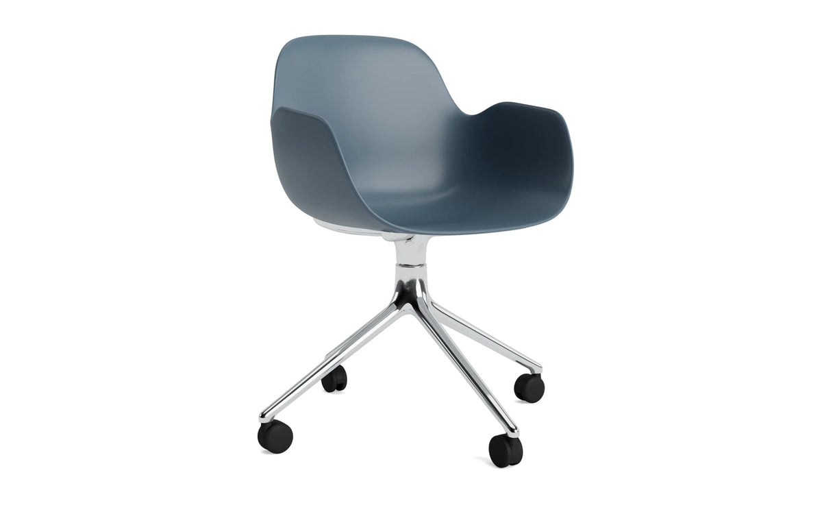 Form Drehstuhl 4W Aluminium/Blau in Blau präsentiert im Onlineshop von KAQTU Design AG. Bürostuhl ist von Normann Copenhagen