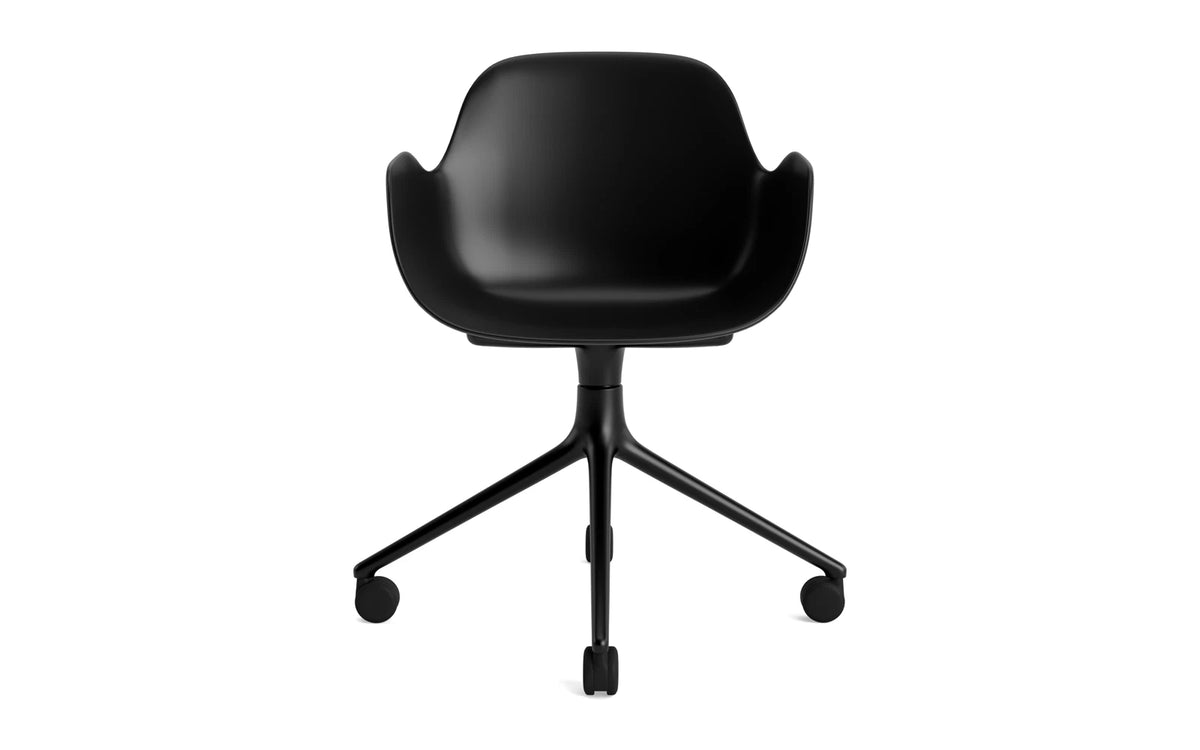 Form Drehstuhl 4W schwarzes Aluminium/schwarz in Schwarz präsentiert im Onlineshop von KAQTU Design AG. Bürostuhl ist von Normann Copenhagen