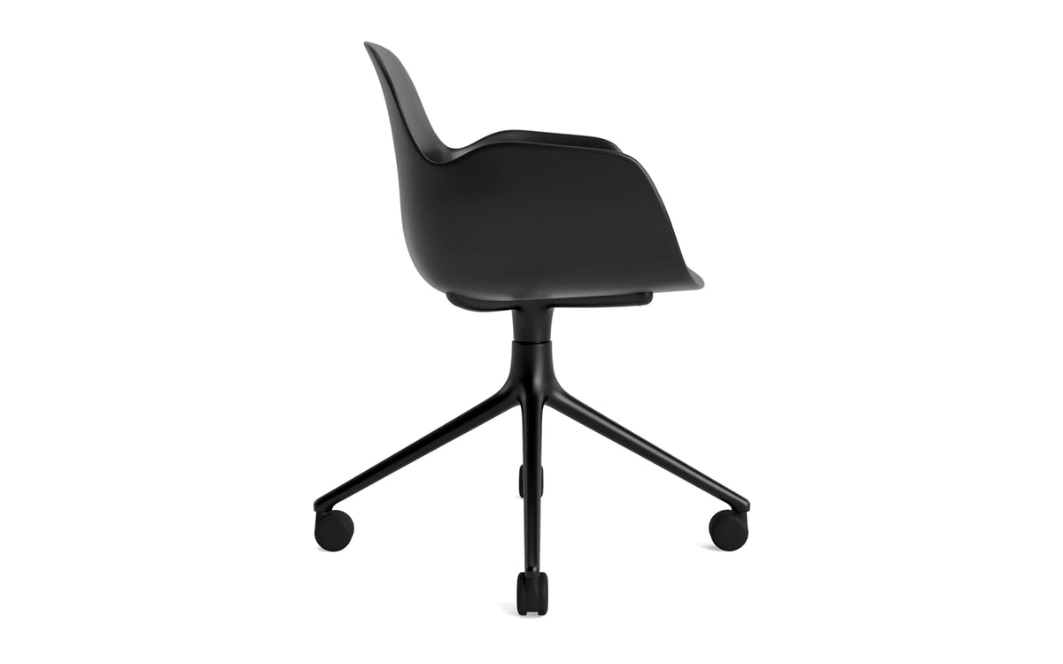 Form Drehstuhl 4W schwarzes Aluminium/schwarz in Schwarz präsentiert im Onlineshop von KAQTU Design AG. Bürostuhl ist von Normann Copenhagen
