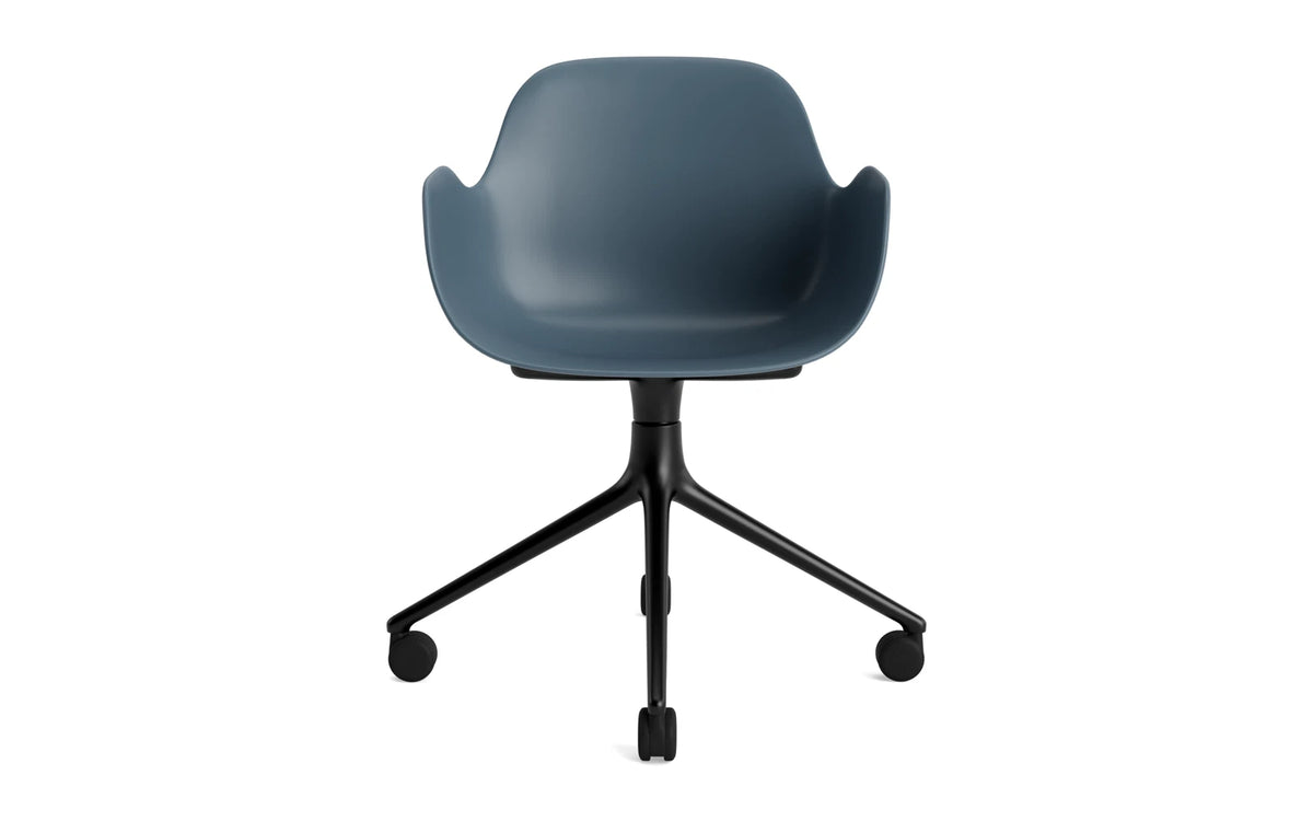 Form Drehstuhl 4W schwarzes Aluminium/blau in Blau präsentiert im Onlineshop von KAQTU Design AG. Bürostuhl ist von Normann Copenhagen