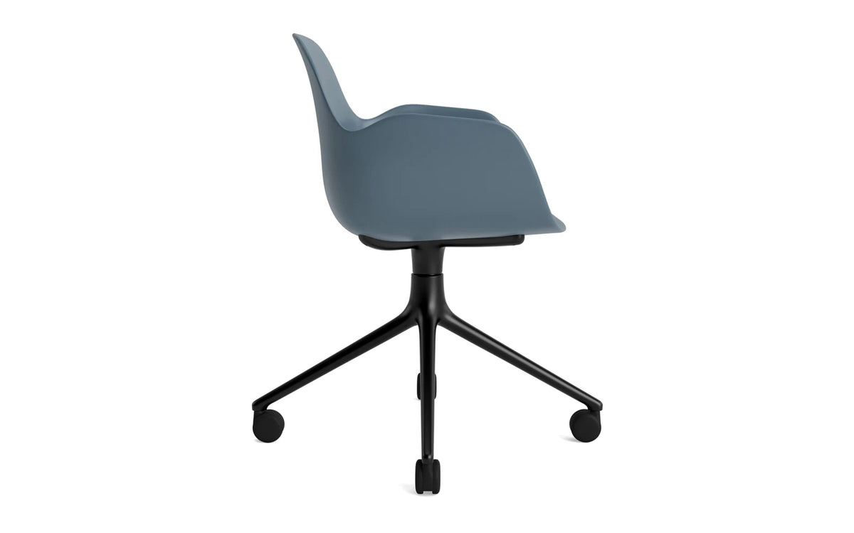 Form Drehstuhl 4W schwarzes Aluminium/blau in Blau präsentiert im Onlineshop von KAQTU Design AG. Bürostuhl ist von Normann Copenhagen