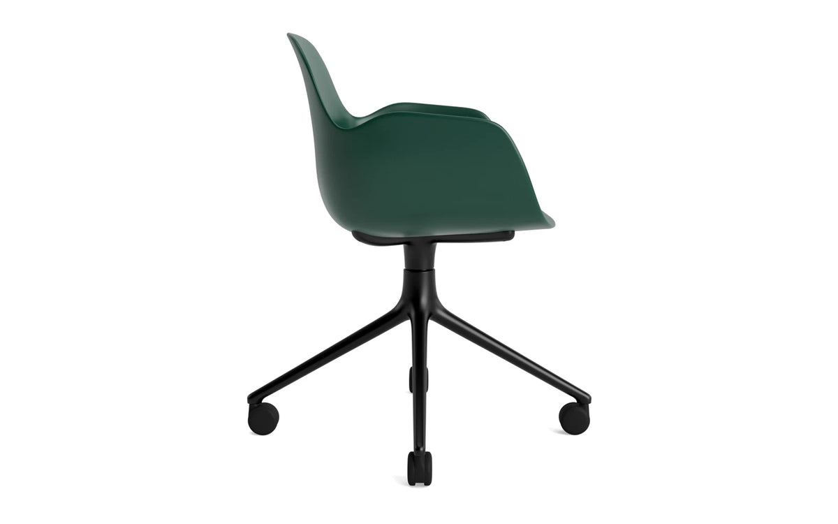 Form Drehstuhl 4W schwarzes Aluminium/grün in Grün präsentiert im Onlineshop von KAQTU Design AG. Bürostuhl ist von Normann Copenhagen