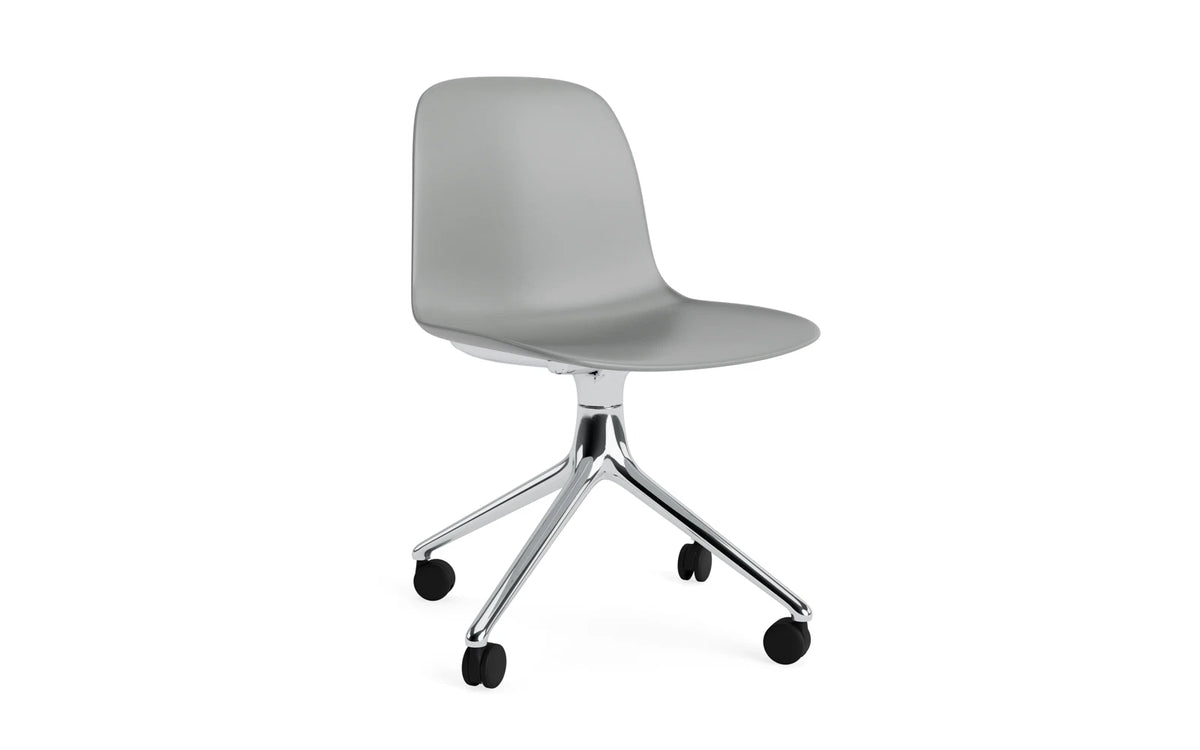 Form Drehstuhl 4W Aluminium/Grau in Grau präsentiert im Onlineshop von KAQTU Design AG. Drehstuhl ist von Normann Copenhagen