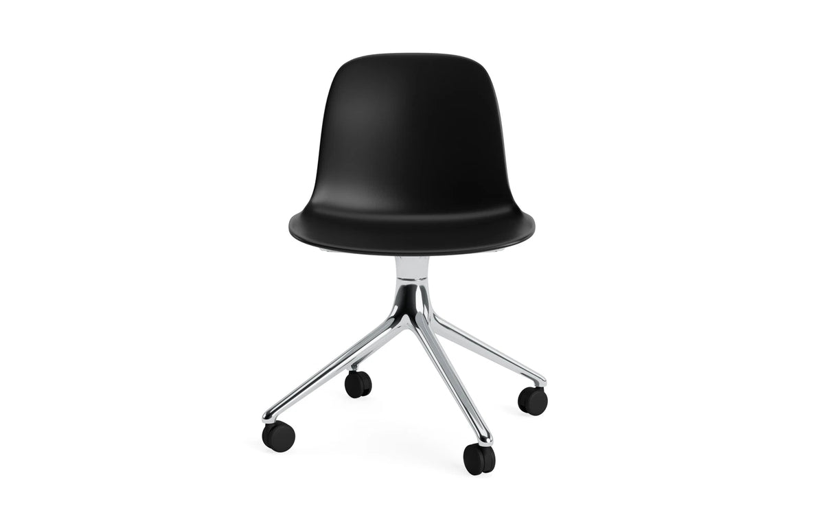 Form Drehstuhl 4W Aluminium/schwarz in Schwarz präsentiert im Onlineshop von KAQTU Design AG. Drehstuhl ist von Normann Copenhagen