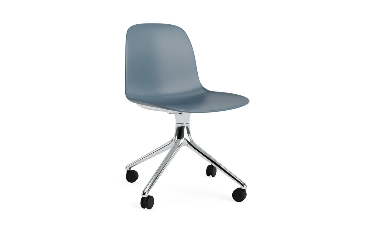Form Drehstuhl 4W Aluminium/blau in Blau präsentiert im Onlineshop von KAQTU Design AG. Drehstuhl ist von Normann Copenhagen