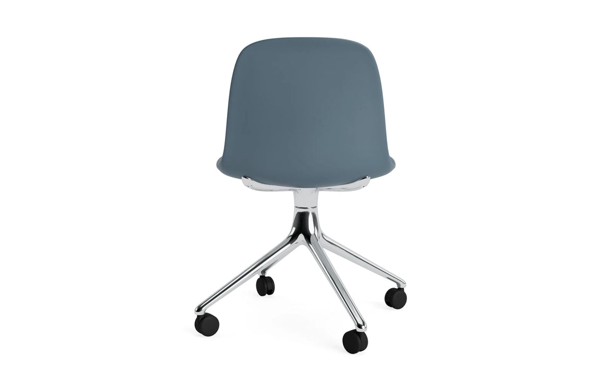 Form Drehstuhl 4W Aluminium/blau in Blau präsentiert im Onlineshop von KAQTU Design AG. Drehstuhl ist von Normann Copenhagen