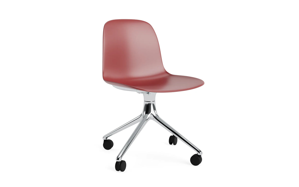 Form Drehstuhl 4W Aluminium/rot in Rot präsentiert im Onlineshop von KAQTU Design AG. Drehstuhl ist von Normann Copenhagen