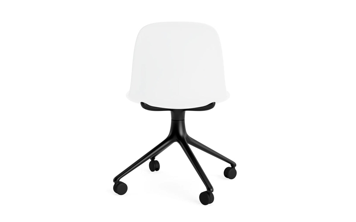 Form Drehstuhl 4W schwarzes Aluminium/weiss in Weiss präsentiert im Onlineshop von KAQTU Design AG. Drehstuhl ist von Normann Copenhagen