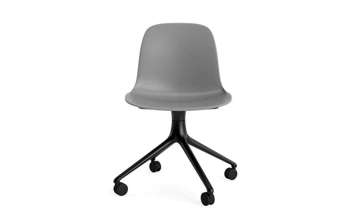 Form Drehstuhl 4W schwarzes Aluminium/grau in Grau präsentiert im Onlineshop von KAQTU Design AG. Drehstuhl ist von Normann Copenhagen