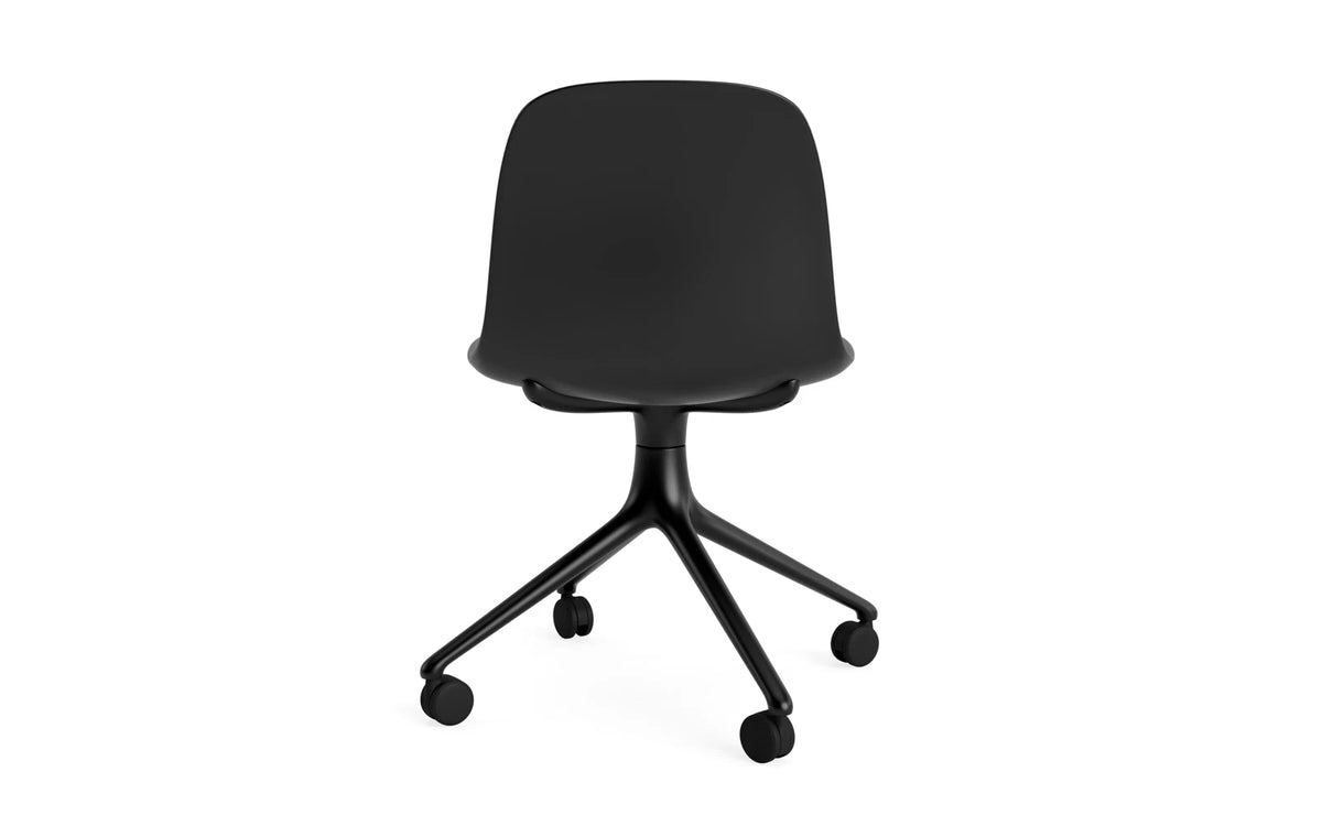 Form Drehstuhl 4W schwarzes Aluminium/schwarz in Schwarz präsentiert im Onlineshop von KAQTU Design AG. Drehstuhl ist von Normann Copenhagen