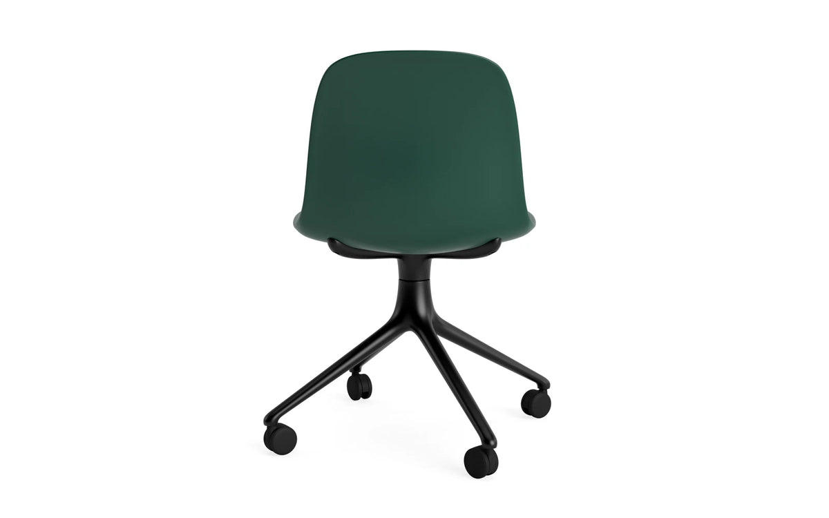 Form Drehstuhl 4W schwarzes Aluminium/grün in Grün präsentiert im Onlineshop von KAQTU Design AG. Drehstuhl ist von Normann Copenhagen