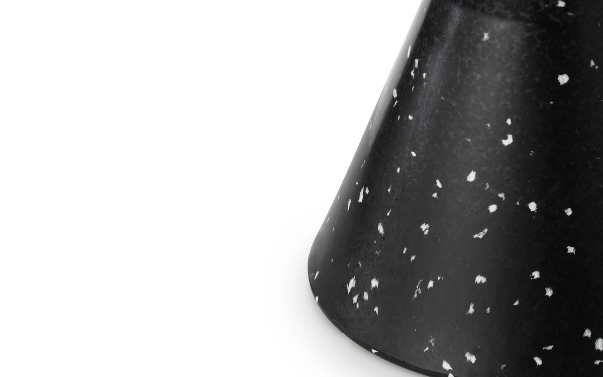 Bit Hocker Cone in Schwarz präsentiert im Onlineshop von KAQTU Design AG. Pouf ist von Normann Copenhagen