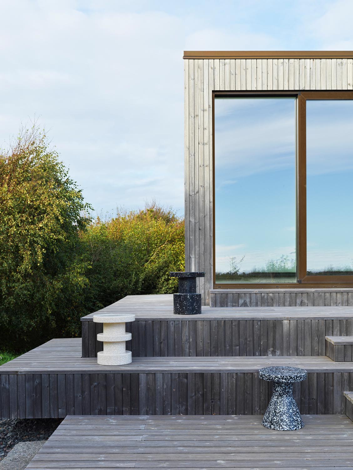 Bit Hocker Cone in Schwarz / Weiss präsentiert im Onlineshop von KAQTU Design AG. Hocker ist von Normann Copenhagen