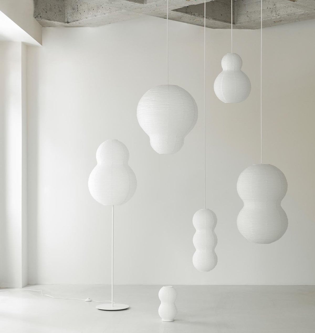 Puff Leuchte Multitude in  präsentiert im Onlineshop von KAQTU Design AG. Pendelleuchte ist von Normann Copenhagen