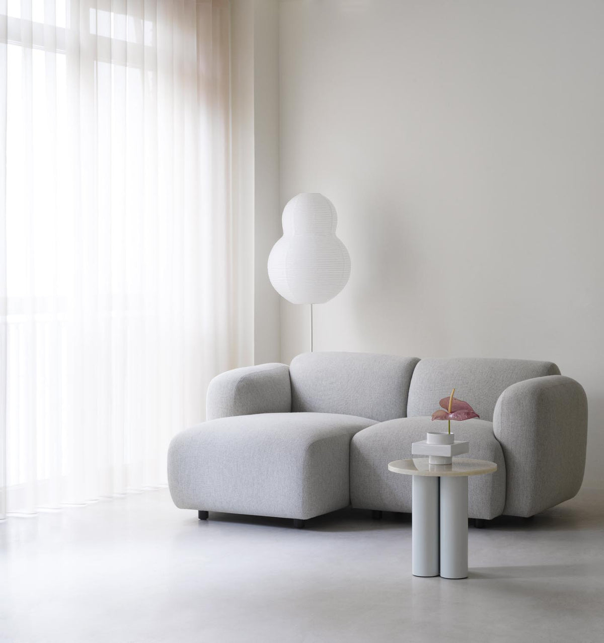 Puff Stehlampe Bubble Weiss in  präsentiert im Onlineshop von KAQTU Design AG. Stehleuchte ist von Normann Copenhagen