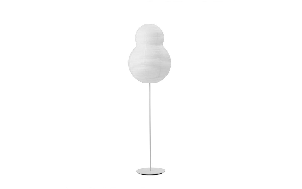 Stehleuchte Puff Lampe EU von Normann Copenhagen in Weiss, runder Lampenschirm aus Reispapier auf schlankem weissem Stahlmast mit Standfuss.