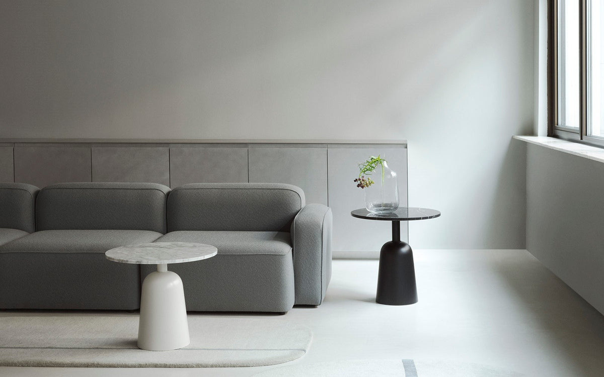 Turn Beistelltisch in Schwarzer Marmor präsentiert im Onlineshop von KAQTU Design AG. Couchtisch ist von Normann Copenhagen
