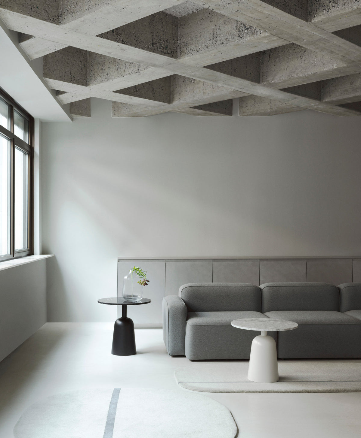Turn Beistelltisch in Schwarzer Marmor präsentiert im Onlineshop von KAQTU Design AG. Couchtisch ist von Normann Copenhagen