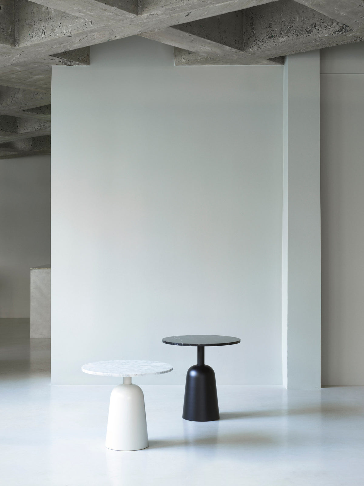 Turn Beistelltisch in Schwarzer Marmor präsentiert im Onlineshop von KAQTU Design AG. Couchtisch ist von Normann Copenhagen