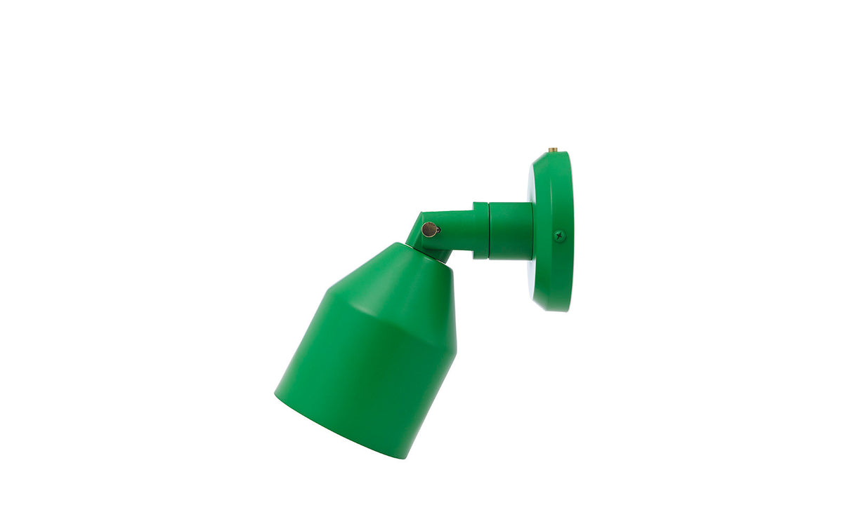 Klip Wandleuchte in Grün präsentiert im Onlineshop von KAQTU Design AG. Wandleuchte ist von Normann Copenhagen