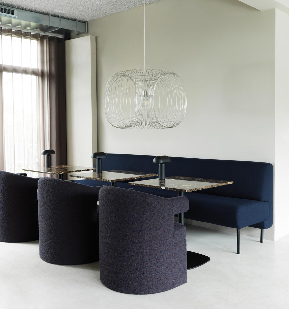 Coil Lampe in  präsentiert im Onlineshop von KAQTU Design AG. Pendelleuchte ist von Normann Copenhagen