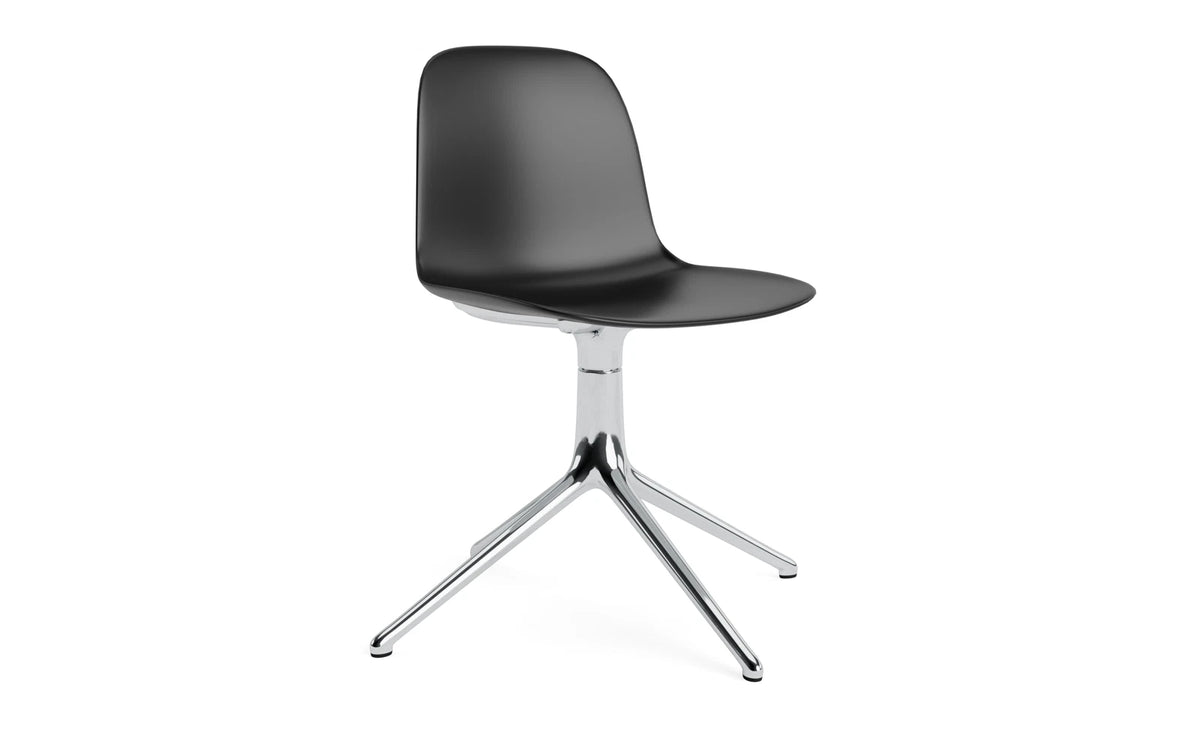 Form Drehstuhl in Schwarz präsentiert im Onlineshop von KAQTU Design AG. Dreh-Schalenstuhl ist von Normann Copenhagen
