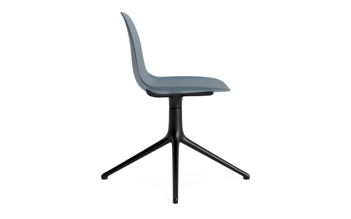 Form Drehstuhl in Blau präsentiert im Onlineshop von KAQTU Design AG. Dreh-Schalenstuhl ist von Normann Copenhagen